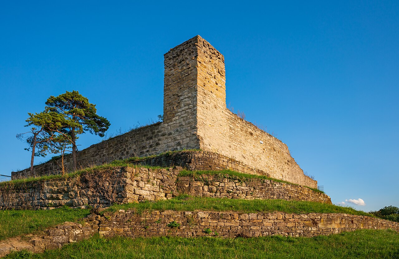 Ludwigsburg , Ortsteil Hoheneck : Ansicht der namensgebenden Burg Hoheneck von Nordwesten mit Abendsonne