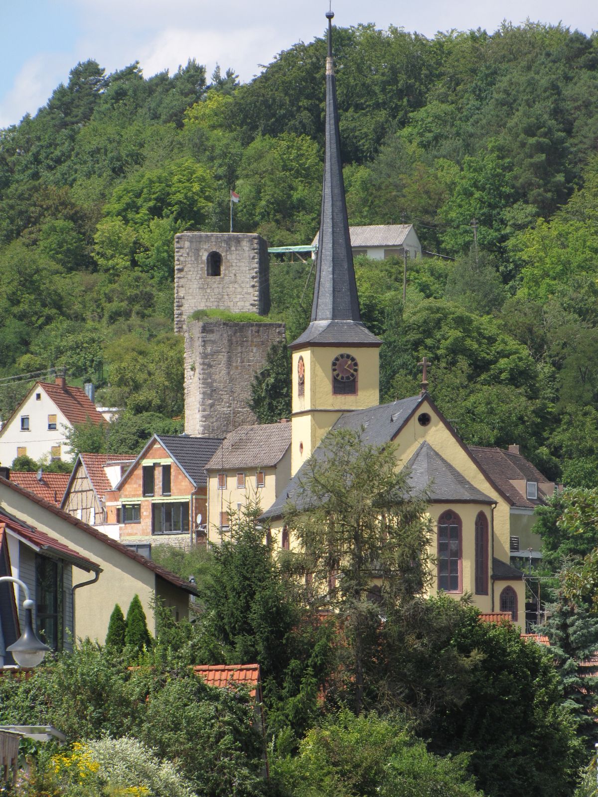 Burgruine und Kirche St