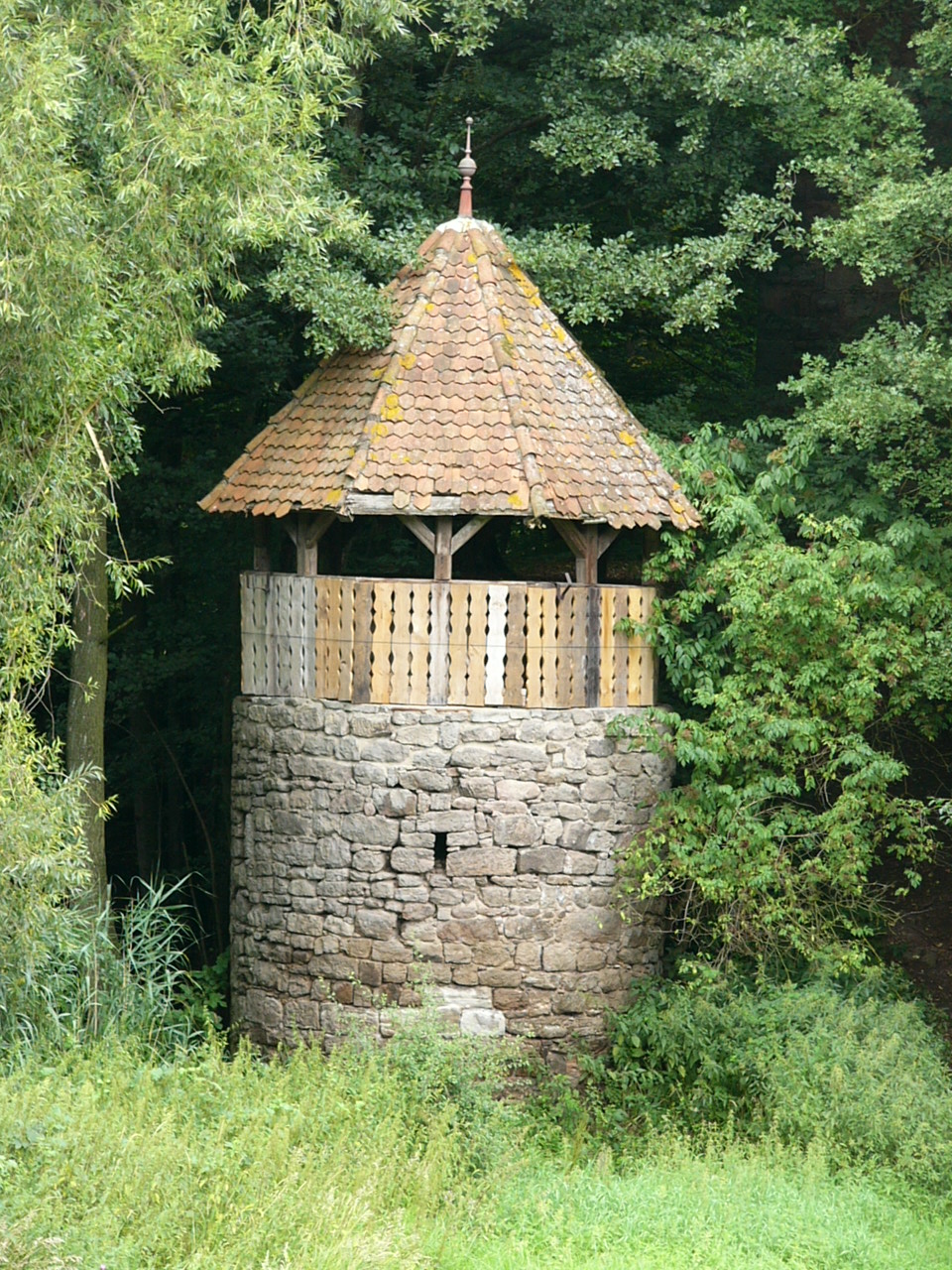Vorgelagerter Turm der Burgruine Leonrod