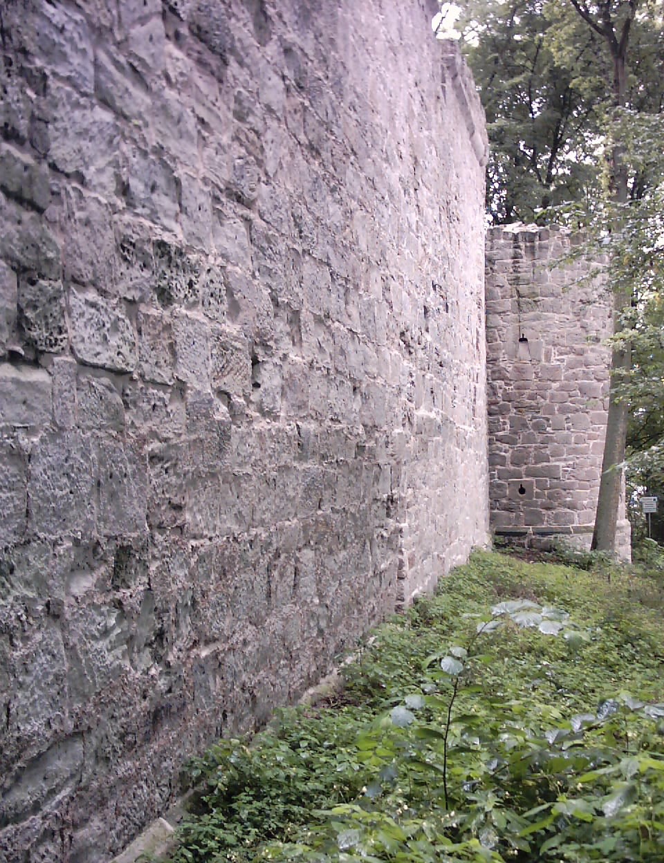 Die Ringmauer mit dem Nordostturm nach der Sanierung