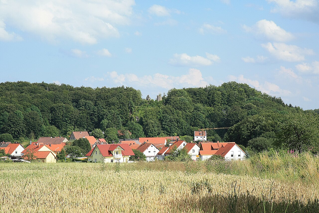 Ansicht von Dorf und Burgruine Stierberg von Nordwesten