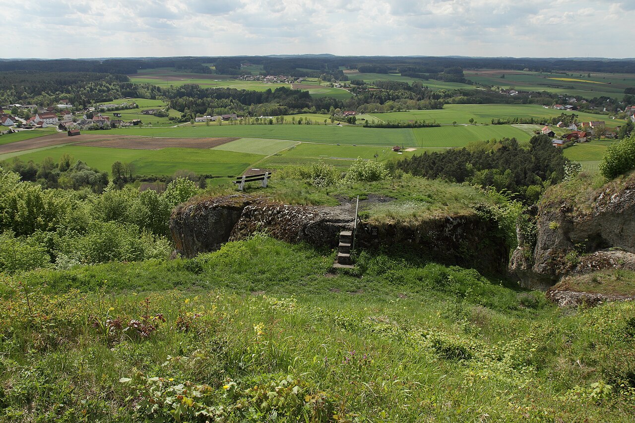 Burgstall Plankenstein - Ausblick von der Burgstelle nach Westen
