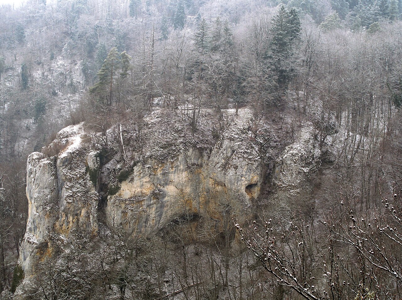 Blick vom Aussichtspunkt Stiegelesfels auf die Ostseite des Burgfels der Ruine Stein (Burgstall Stein)