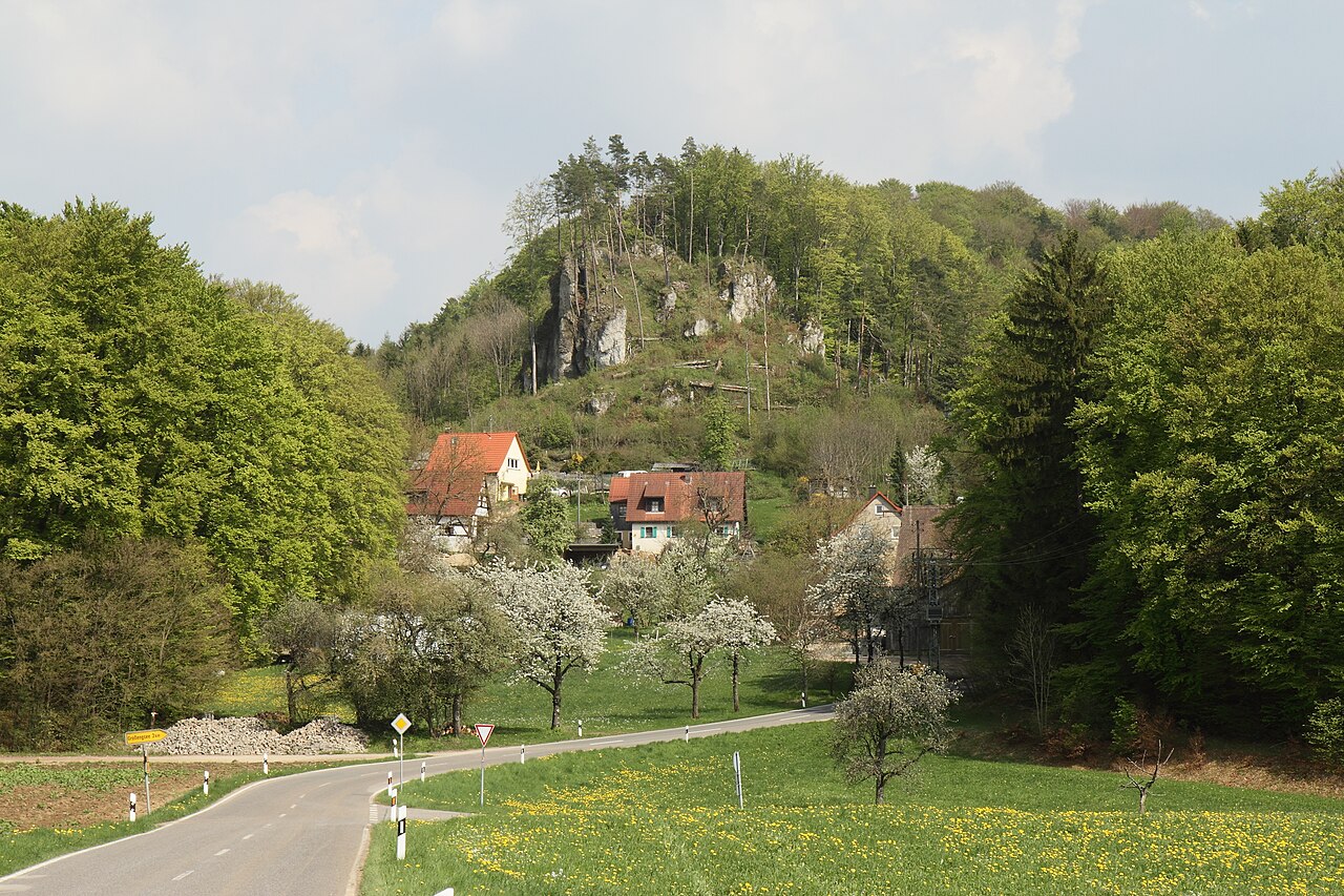 Ansicht des Burgstalles Strahlenfels von Westen