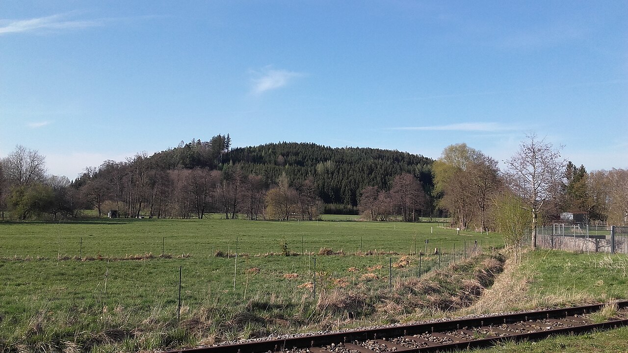 Blick auf den Buschelberg (Standort am Bahnhof Fischach)