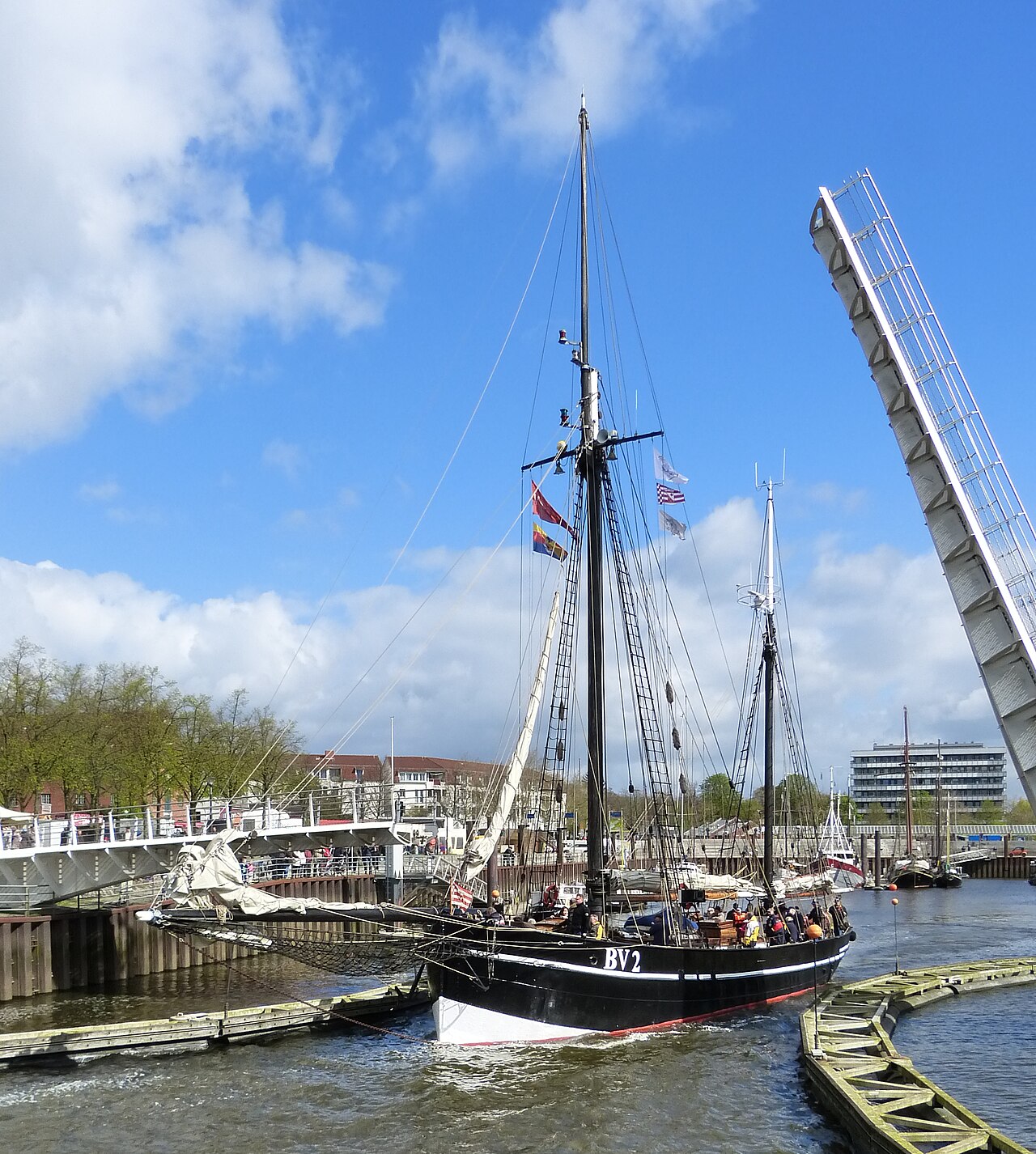 Segellogger BV 2 Vegesack in Bremen, Am Vegesacker Hafen
