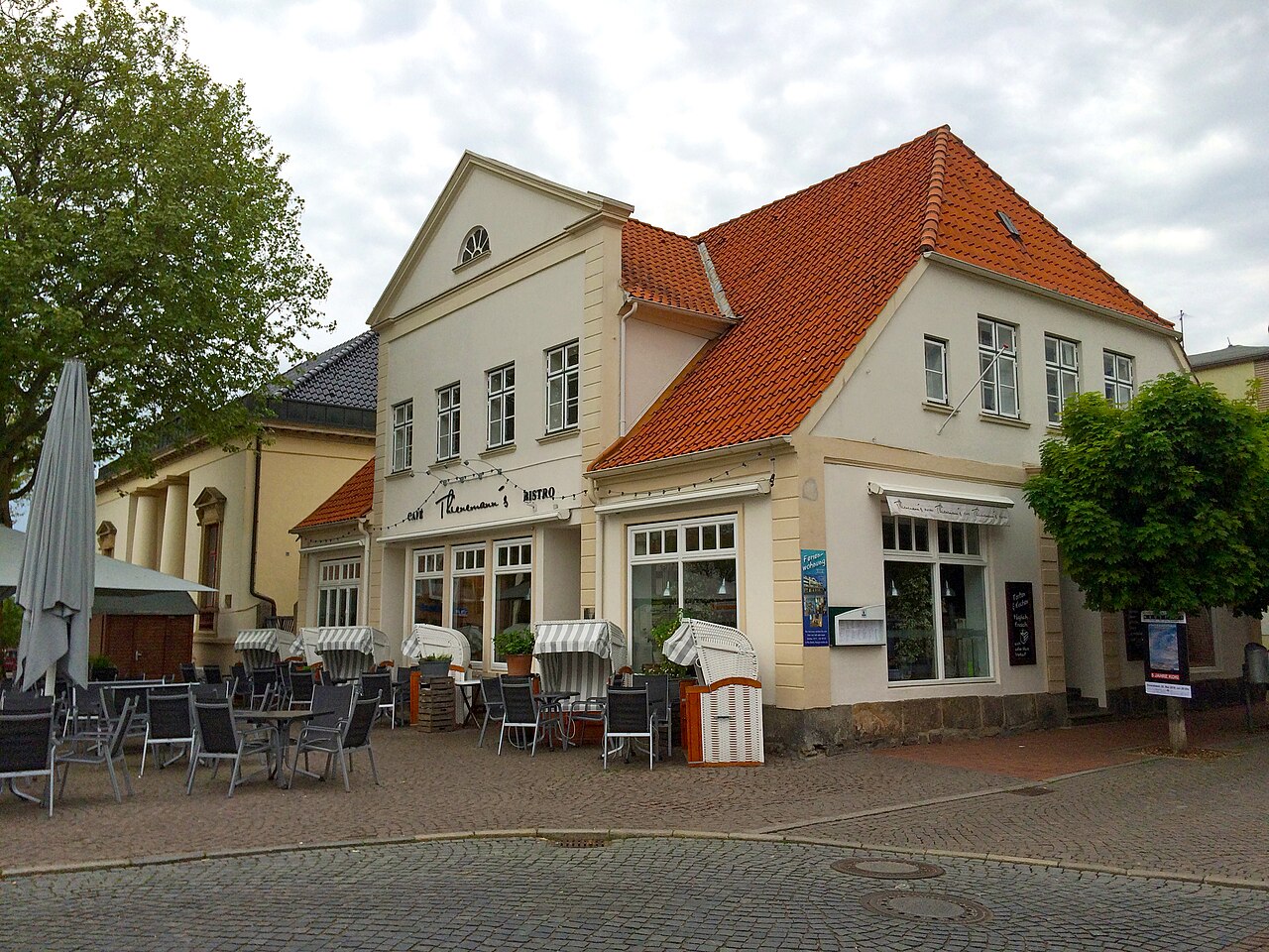 Single-level stucco building in corner position, built after 1817