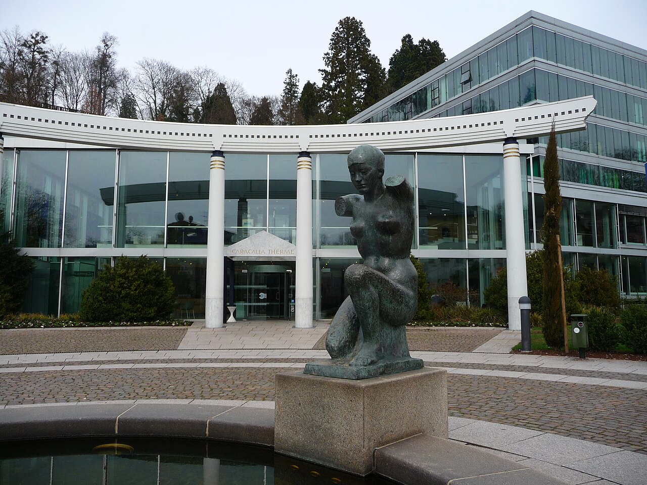 Haupteingang Caracalla Therme in Baden-Baden (auf dem Vorplatz Skulptur von Ludwig Kasper "Kniende", 1944)