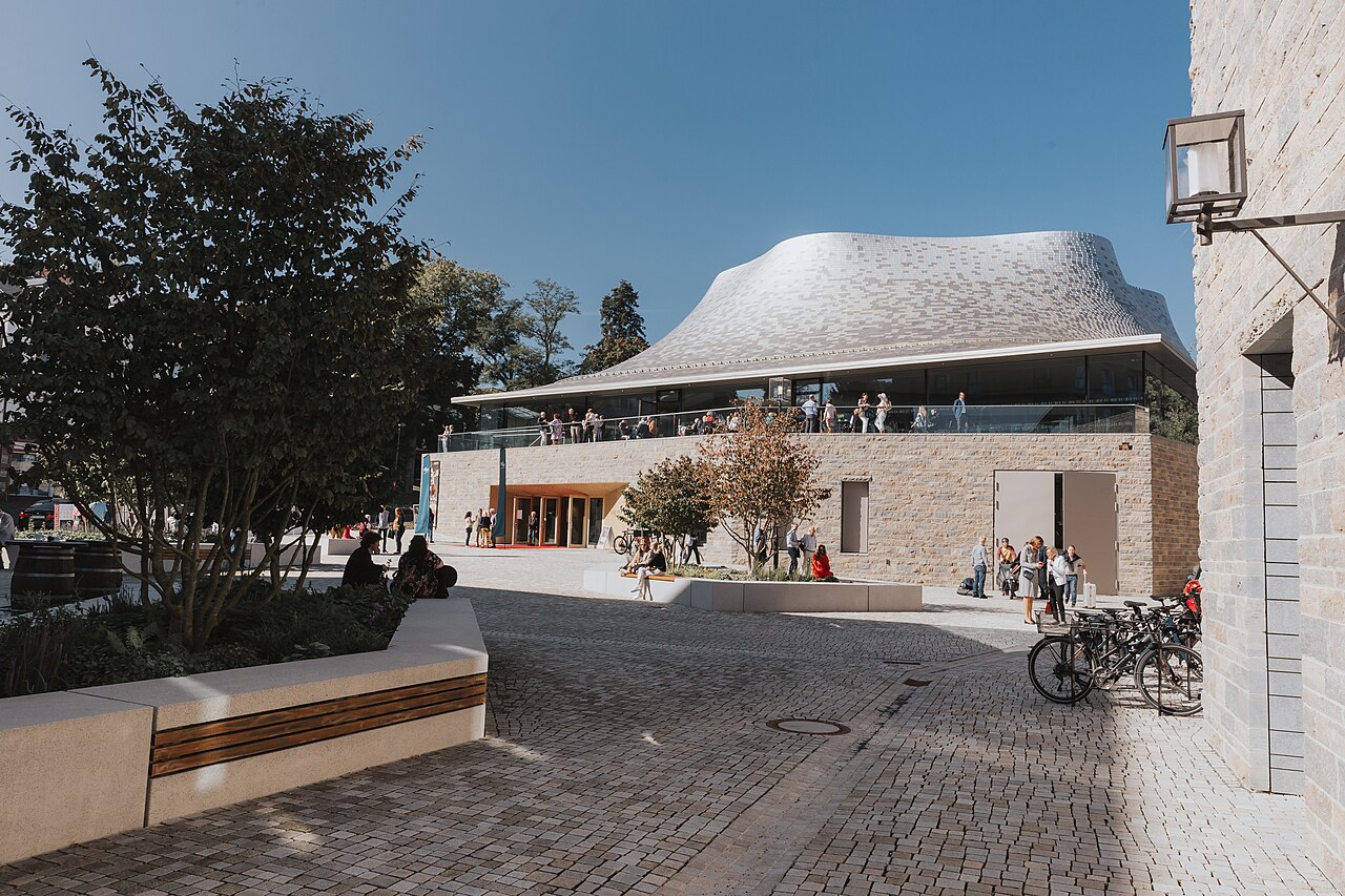 Das Casals Forum (Konzertsaal mit angegliedertem Studien- und Verwaltungszentrum), der Sitz der Kronberg Academy