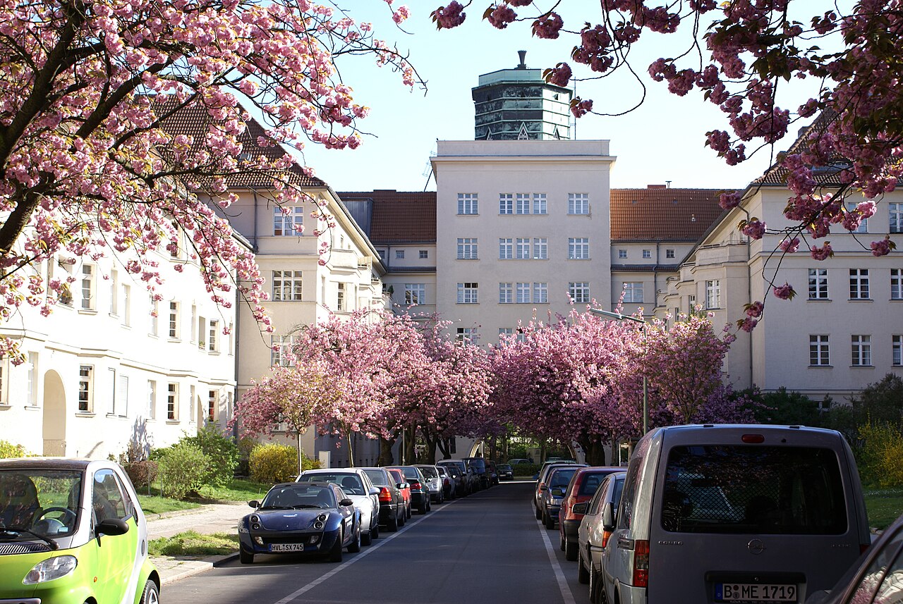 Blick zum Torbogen in den Ceciliengärten Berlin