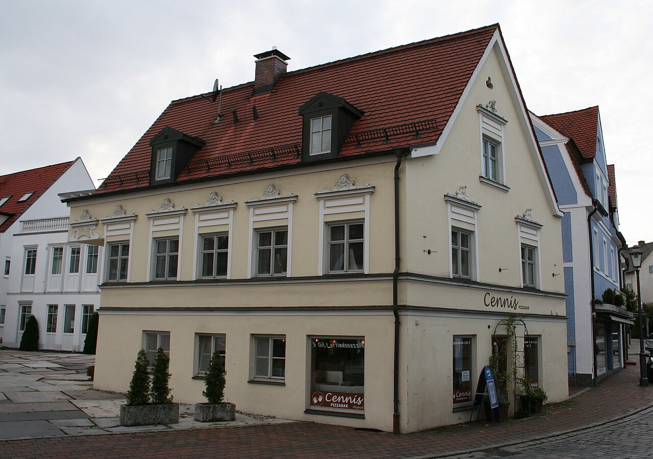 Wohn- und Geschäftshaus im Stil des Neubarock mit teils Jugendstilelementen in Krumbach
