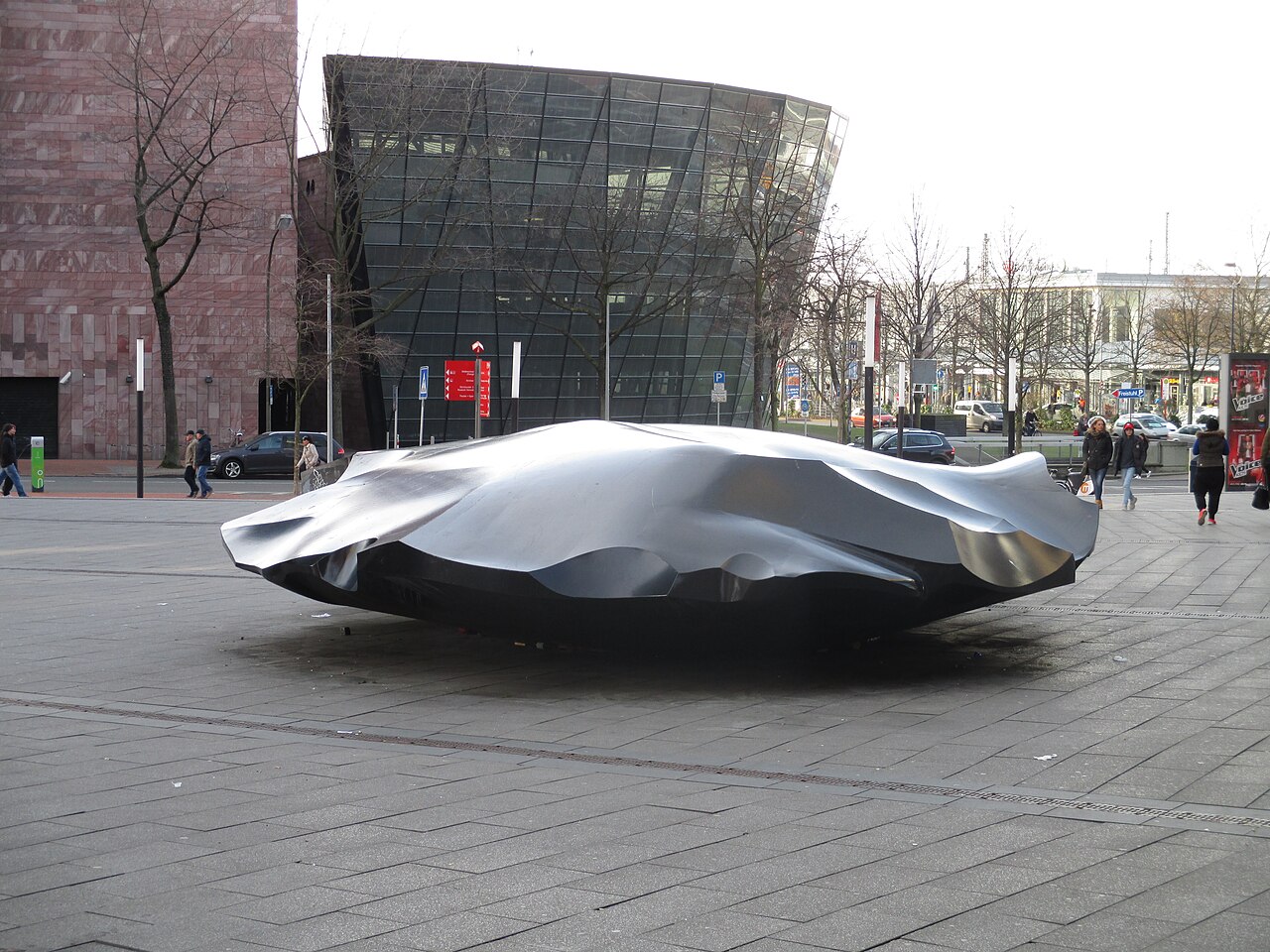 Das schwarze platte Ding vor dem RWE-Tower ist die Skulptur "Chip" von Stefan Sous