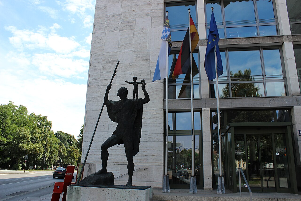 Bronzestatue des heiligen Christophorus mit Kind vor dem Sitz des Bezirks Oberbayern Prinzregentenstraße 14 in München