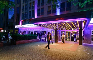 Zeigt den Eingang des CINEMA Filmtheaters in München