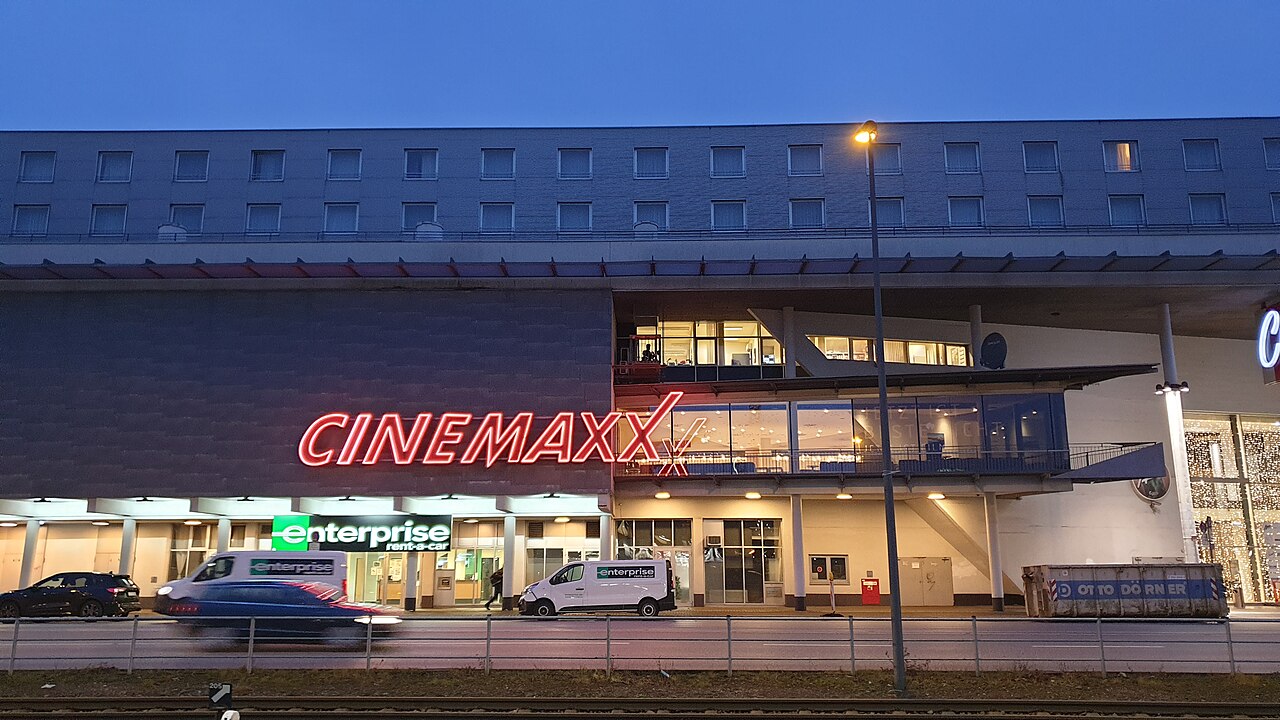 CinemaxX Kiel (Kino in Kiel, Schleswig-Holstein, Deutschland) während der Dämmerung