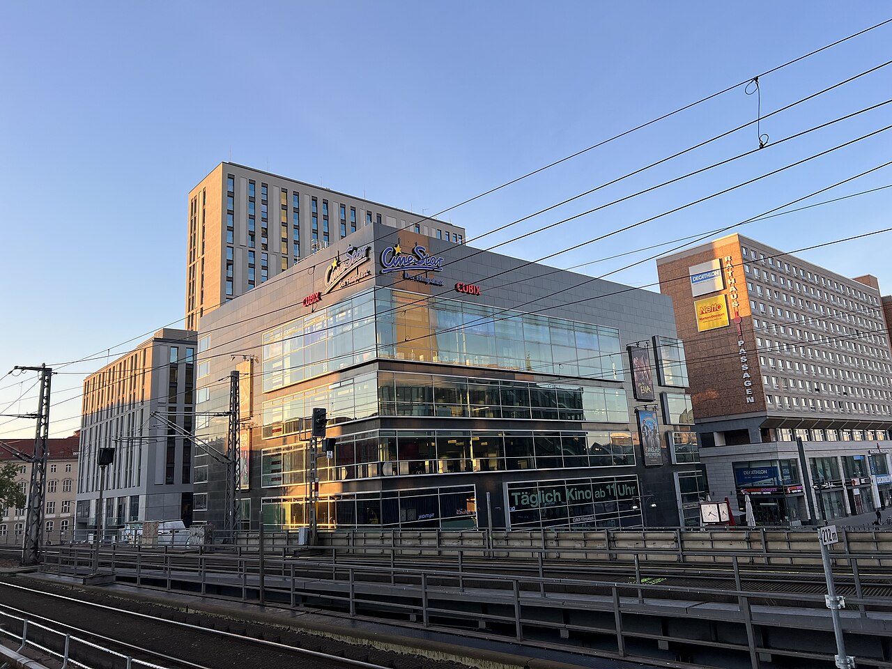 Blick vom Bahnhof Berlin-Alexanderplatz in Berlin-Mitte auf das Kino "Cubix"