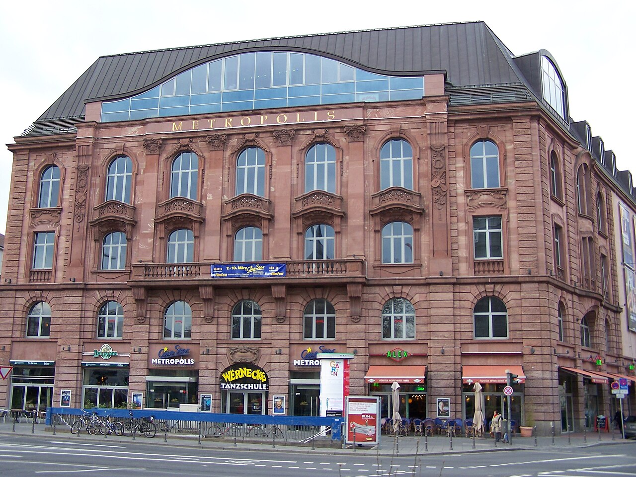Eingang des Cinestar Metropolis Kinos, dem ehemaligen Frankfurter Volksbildungshaus