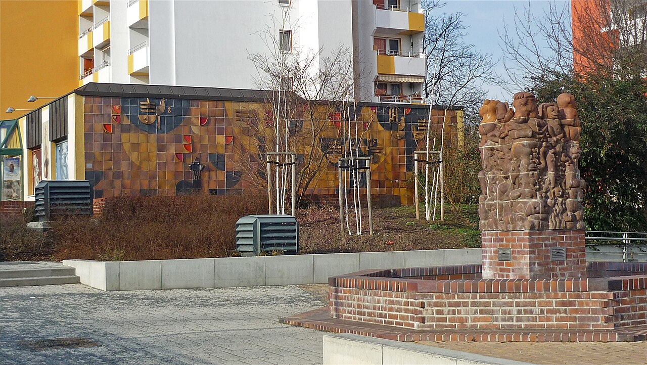 Wandbild "Der Fuchs und die Trauben" von Gerhard Bondzin am Haus Leutewitzer Ring 5 in Dresden-Gorbitz