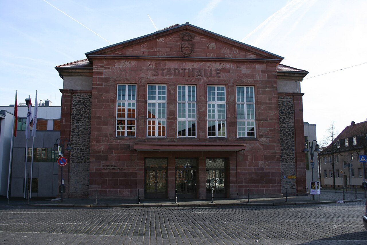 Stadtschloss Hanau , Sandsteingiebel des Marstalls (1928 beim Umbau zur Stadthalle angefügt)
