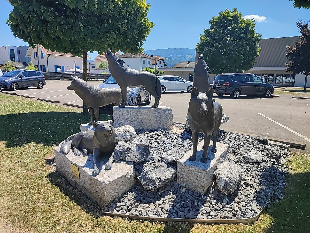 Sculpture in Courroux (village) - "Courroux chez les Loups", 2022, Christian Schneiter