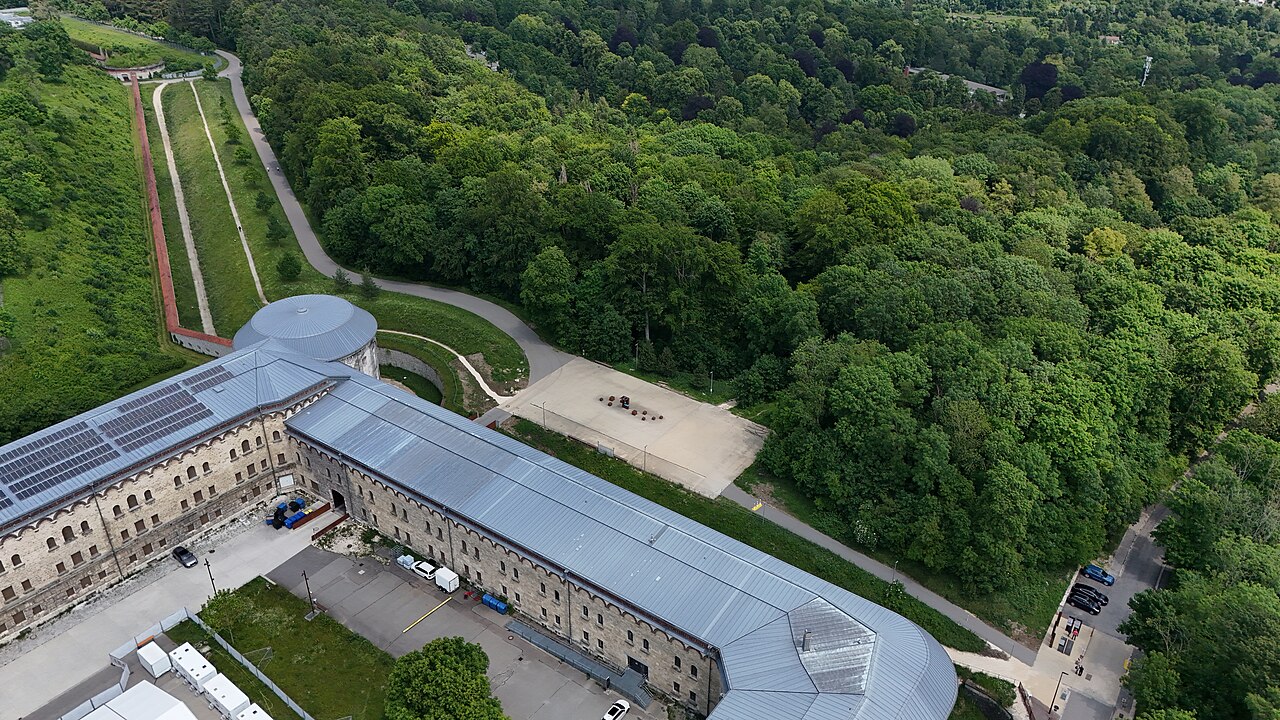 Luftaufnahme der Wilhelmsburg (Werk XII) mit Blick auf die Courtine (Werk XIII) 2025