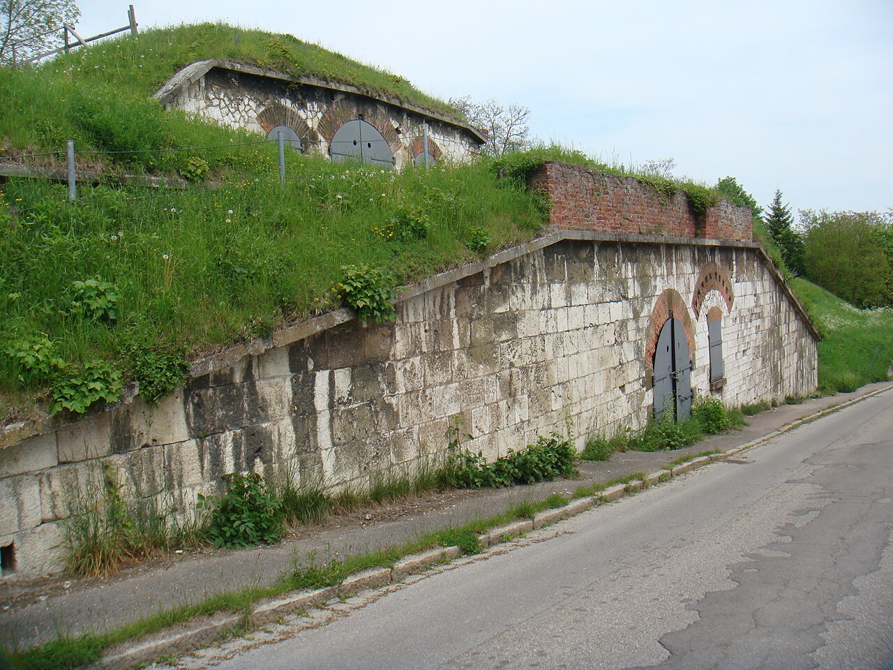Anschlußlinie XVIII, Wallanlage mit Hohltraverse und Ladesystemzugang