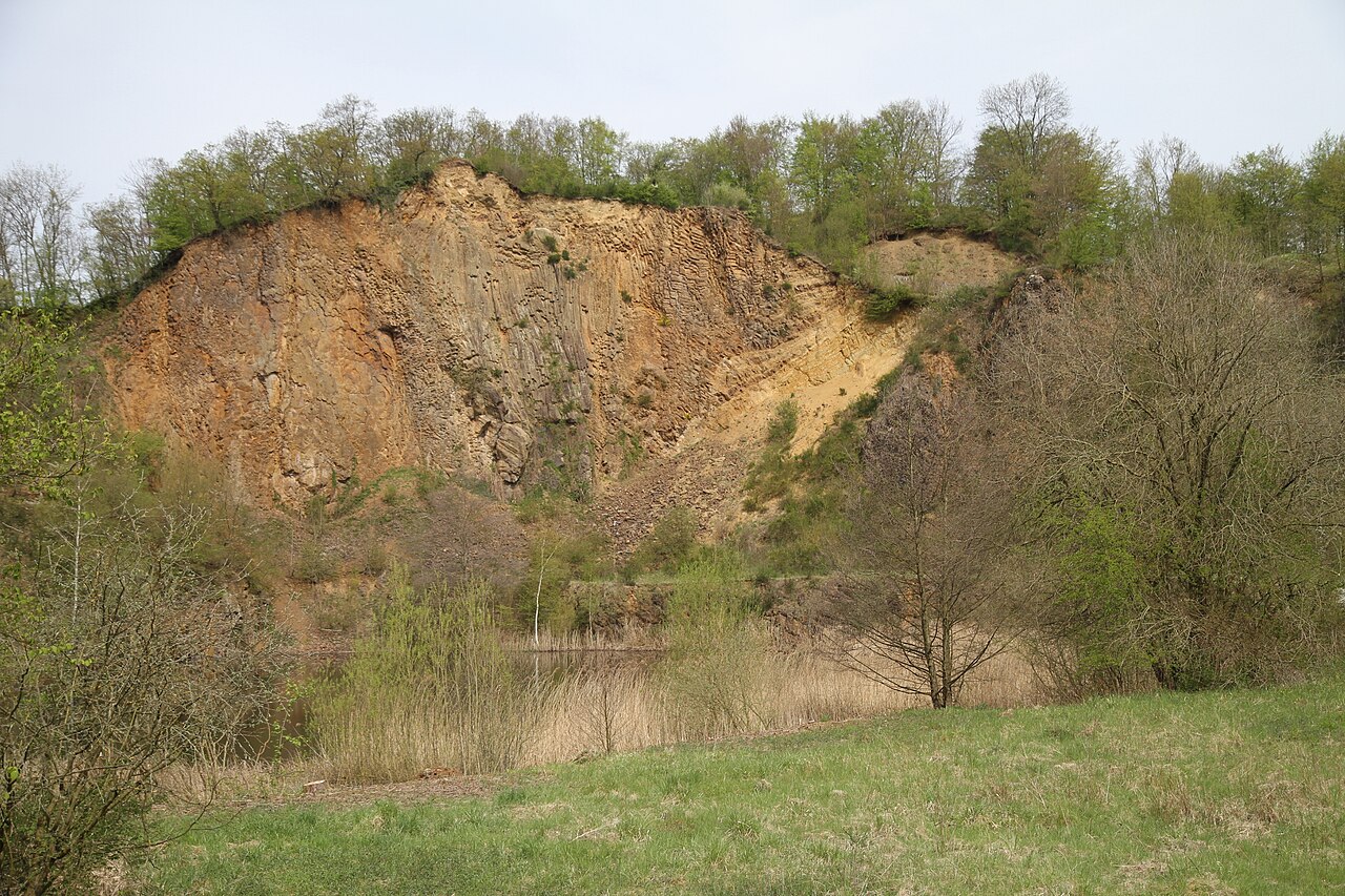 Ehemaliger Steinbruch im Naturschutzgebiet Dächelsberg/Ließemer Berg