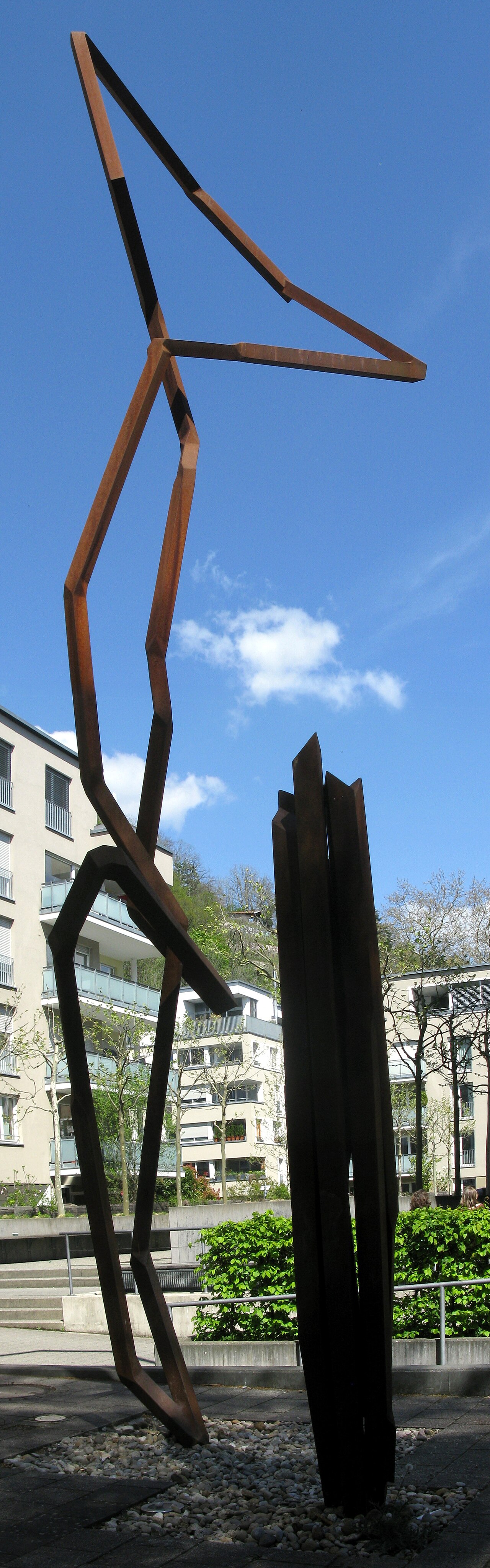Robert Schad, “Dalyn und Prutt“, 2010, Stahlskulpturen-Ensemble vor dem Kinder- und Familienzentrum St