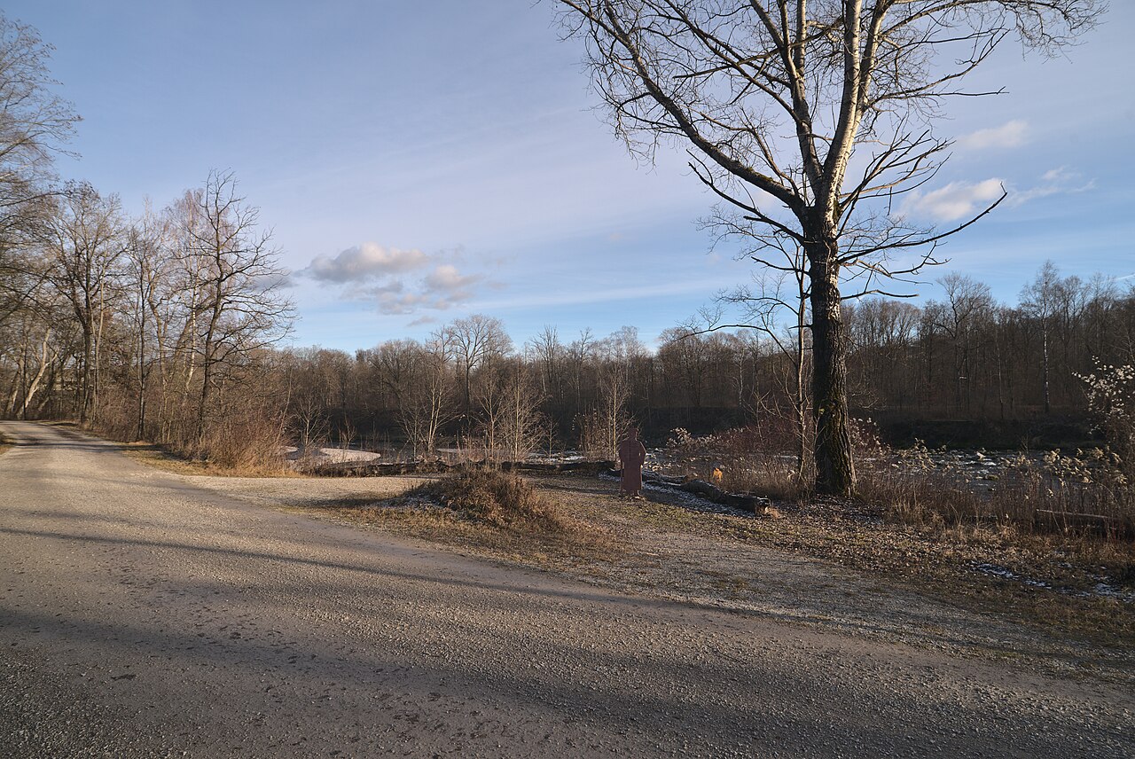 Blickauf den Aussichtspunkt Damit alles fließt in der Oberen Isarau auf die Isar