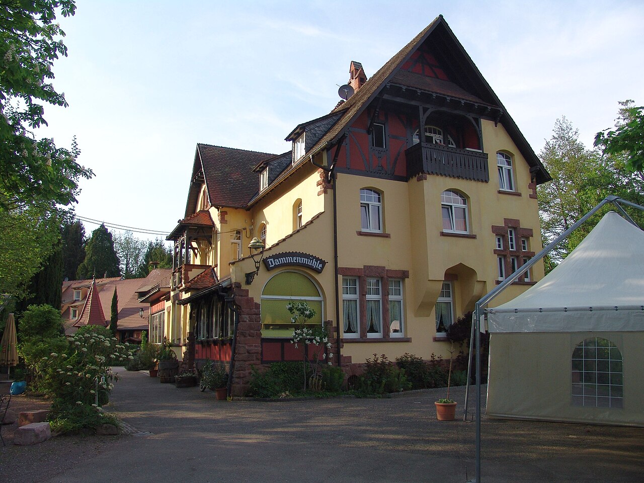 Eingang zum Hotel Dammenmühle Lahr