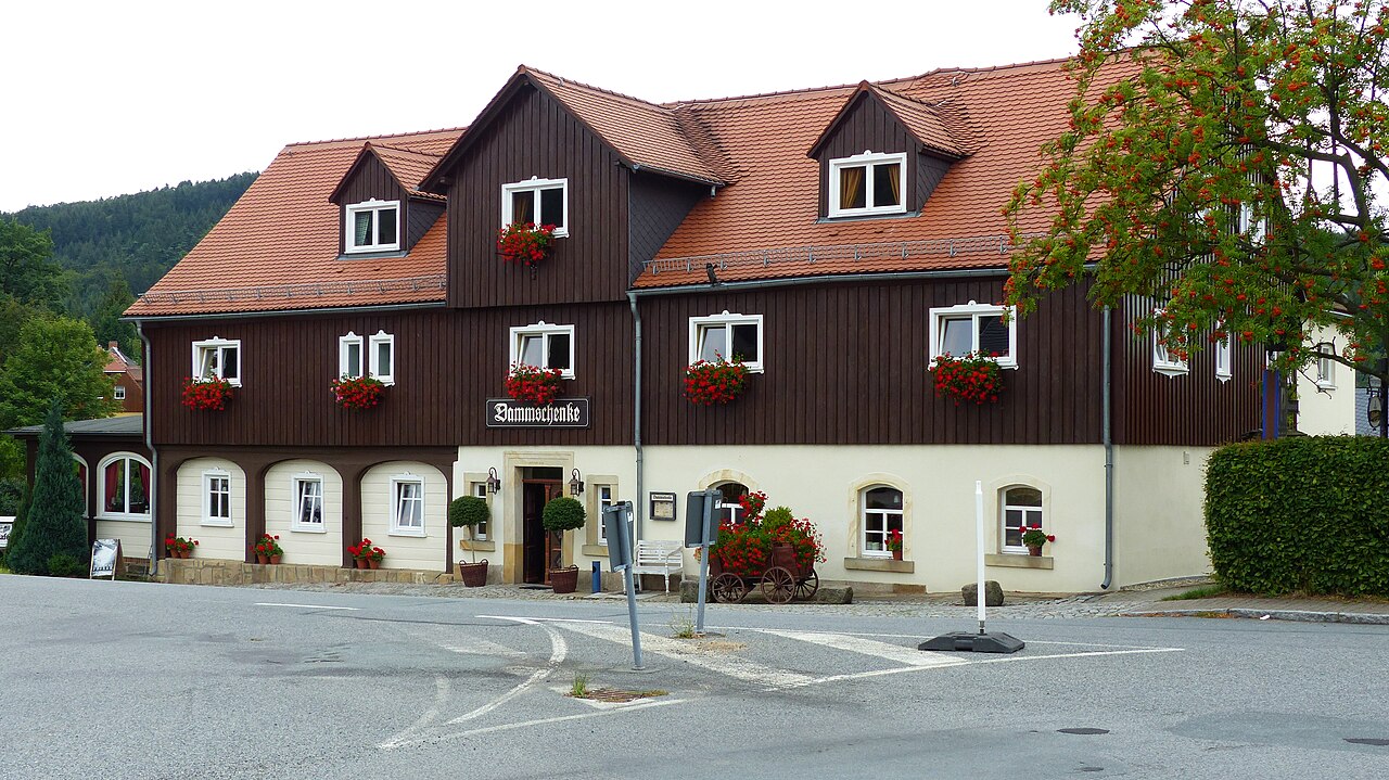 Dammschenke, denkmalgeschütztes Umgebindehaus, Großschönauer Straße 65, Jonsdorf