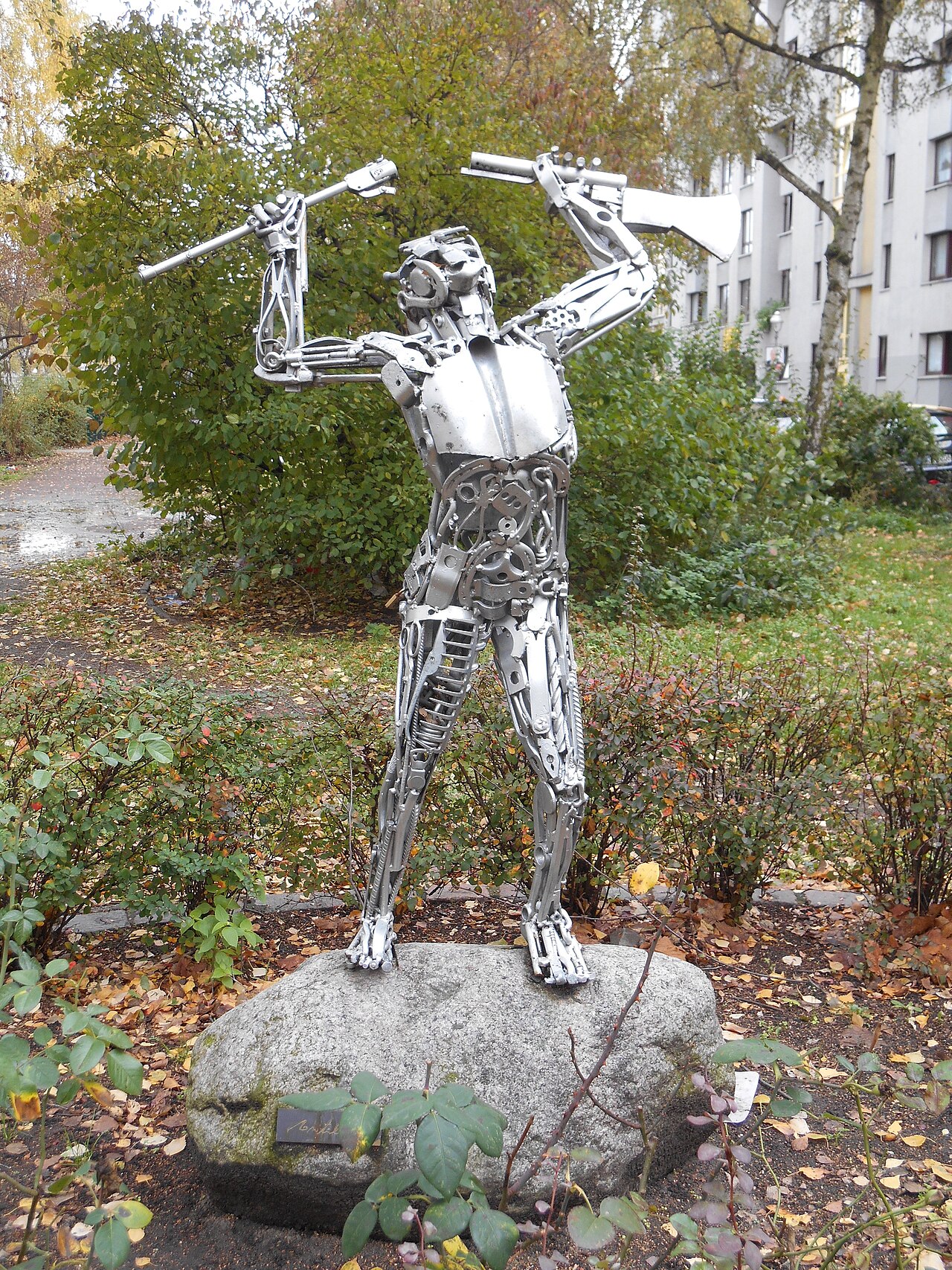 Sculpture "broken rifle" by Angelo Monitillo (born 1961 in Italy)