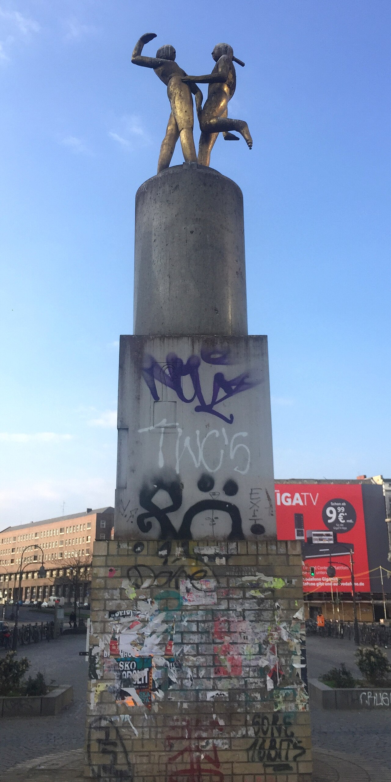 Tanzendes Paar (Berlin-Neukölln) April 2017