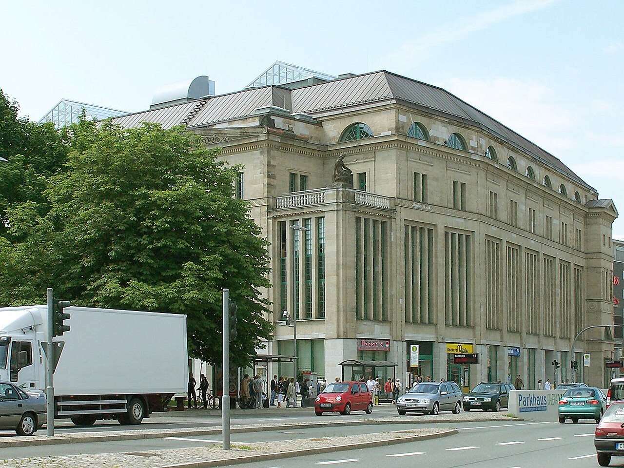 Das Kulturkaufhaus DAStietz in Chemnitz mit Skulptur „Sitzende“ von Johannes Knubel (1913)