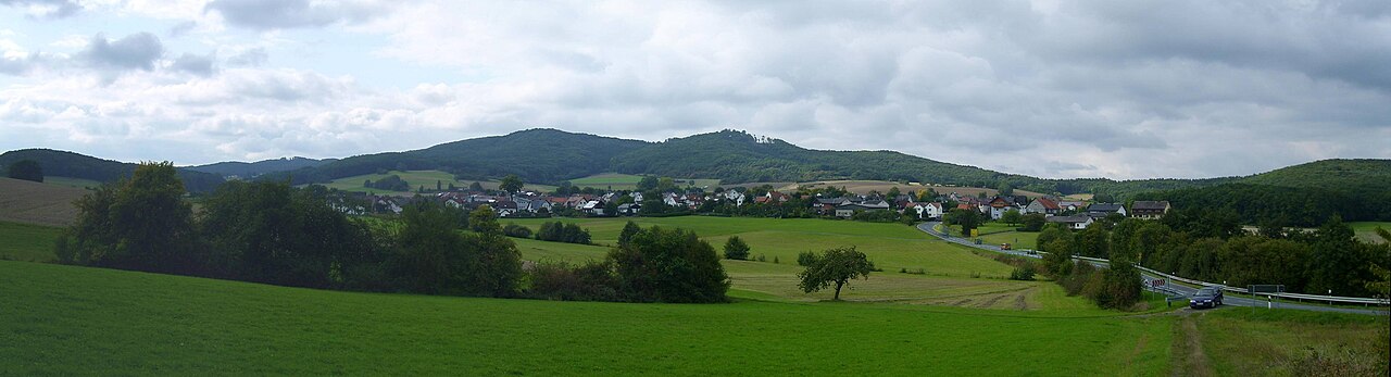 Daubhaus (552 m, links der Mitte) und Allberg (528 m) am äußersten Ostrand der Bottenhorner Hochflächen