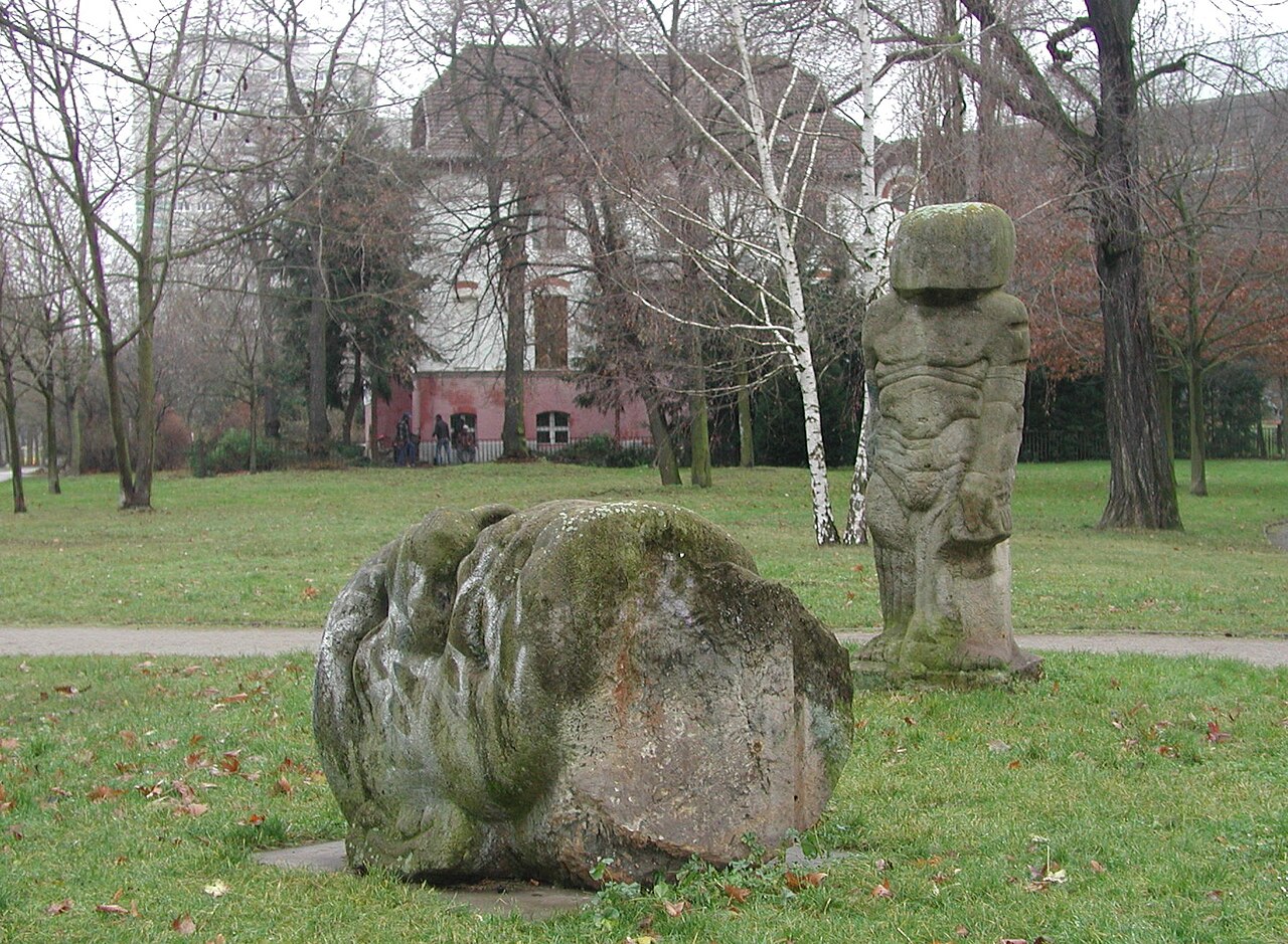 Skulptur "David und Goliath" von Rolf Biebl und Clemens Gröszer im Fennpfuhlpark, 1989, Sandstein