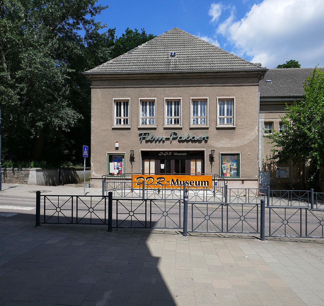 In dem Film-Palast-Gebäude befindet sich seit 1999 DDR-Alltags-Museum der Stadt Malchow