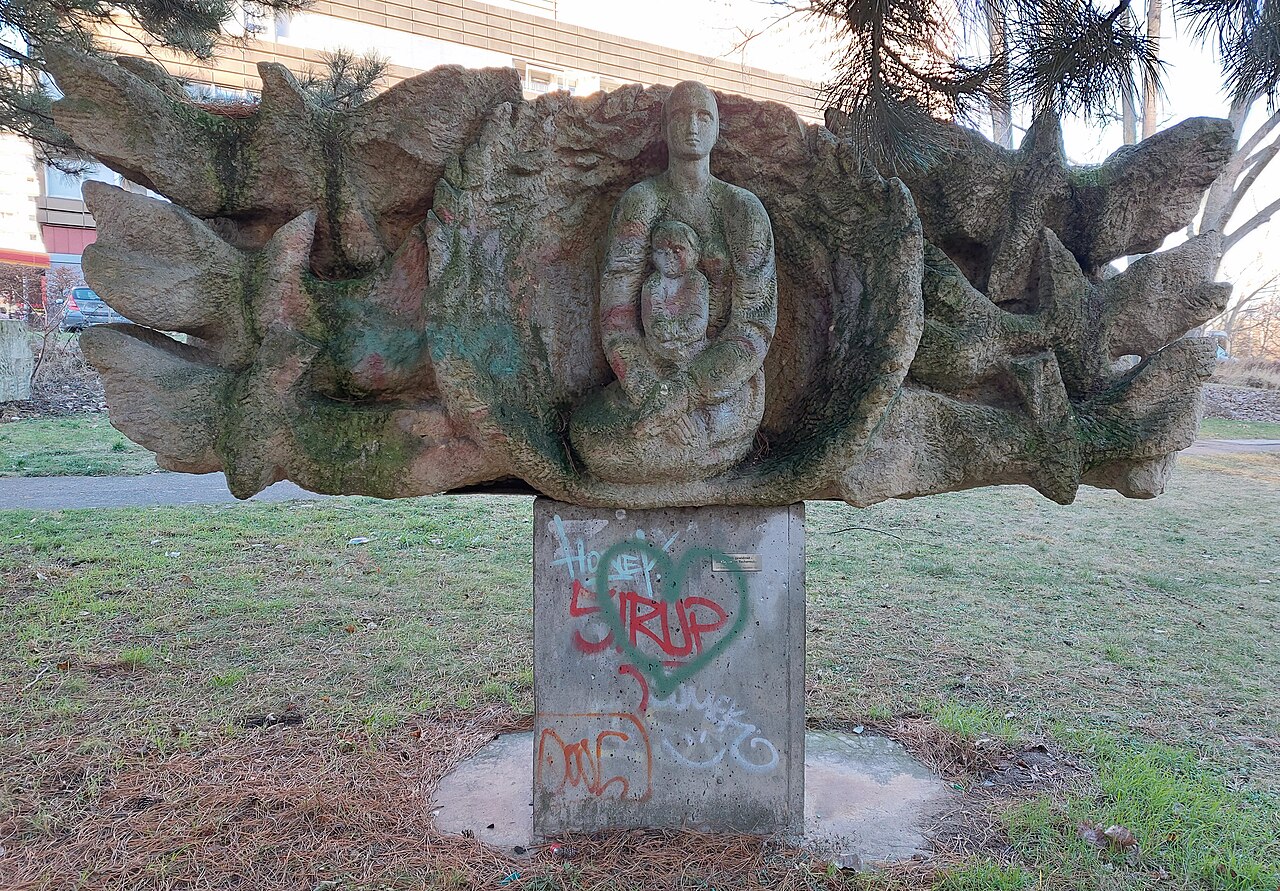 Sculpture, " Dem Leben gewidmet – Tschernobyl " by Juri Sinkewitsch , 1987, Fennpfuhlpark, Berlin-Fennpfuhl , Germany