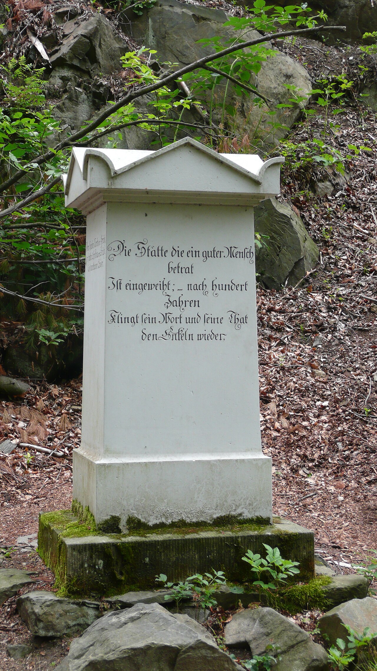 Denkmal "Den Pflegern des Thales" im Seifersdorfer Tal in Sachsen