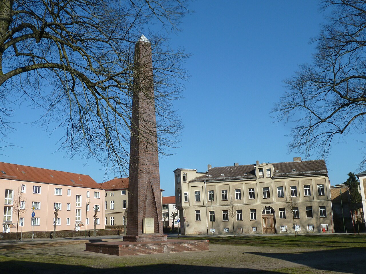 Neustrelitz, Marienstraße vor dem Hauptbahnhof, Denkmal für die Verfolgten des Naziregimes, Baudenkmal
