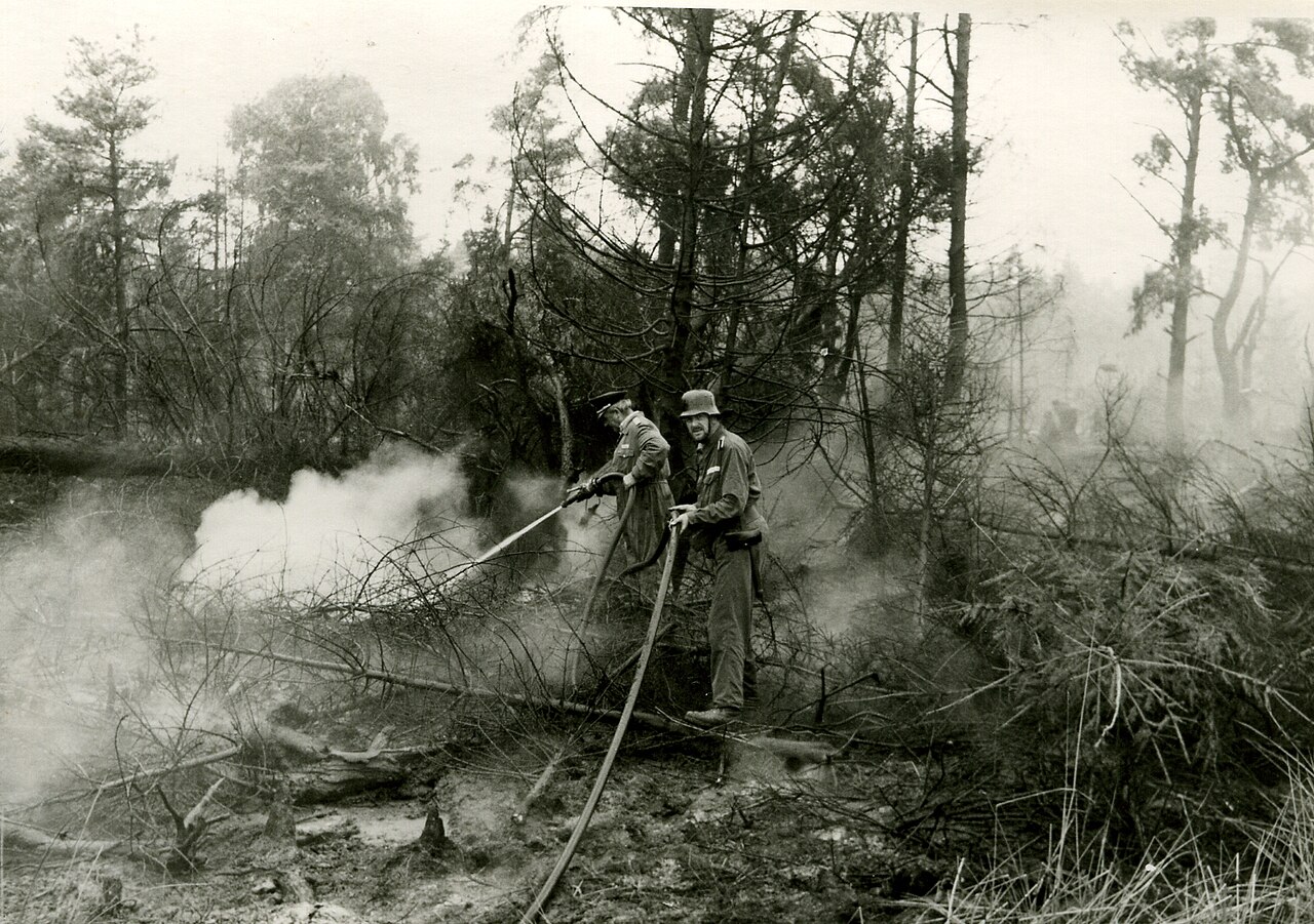 Firemen fighting the fire on the Lüneburg Heath near Eschede, Lower Saxony, Germany