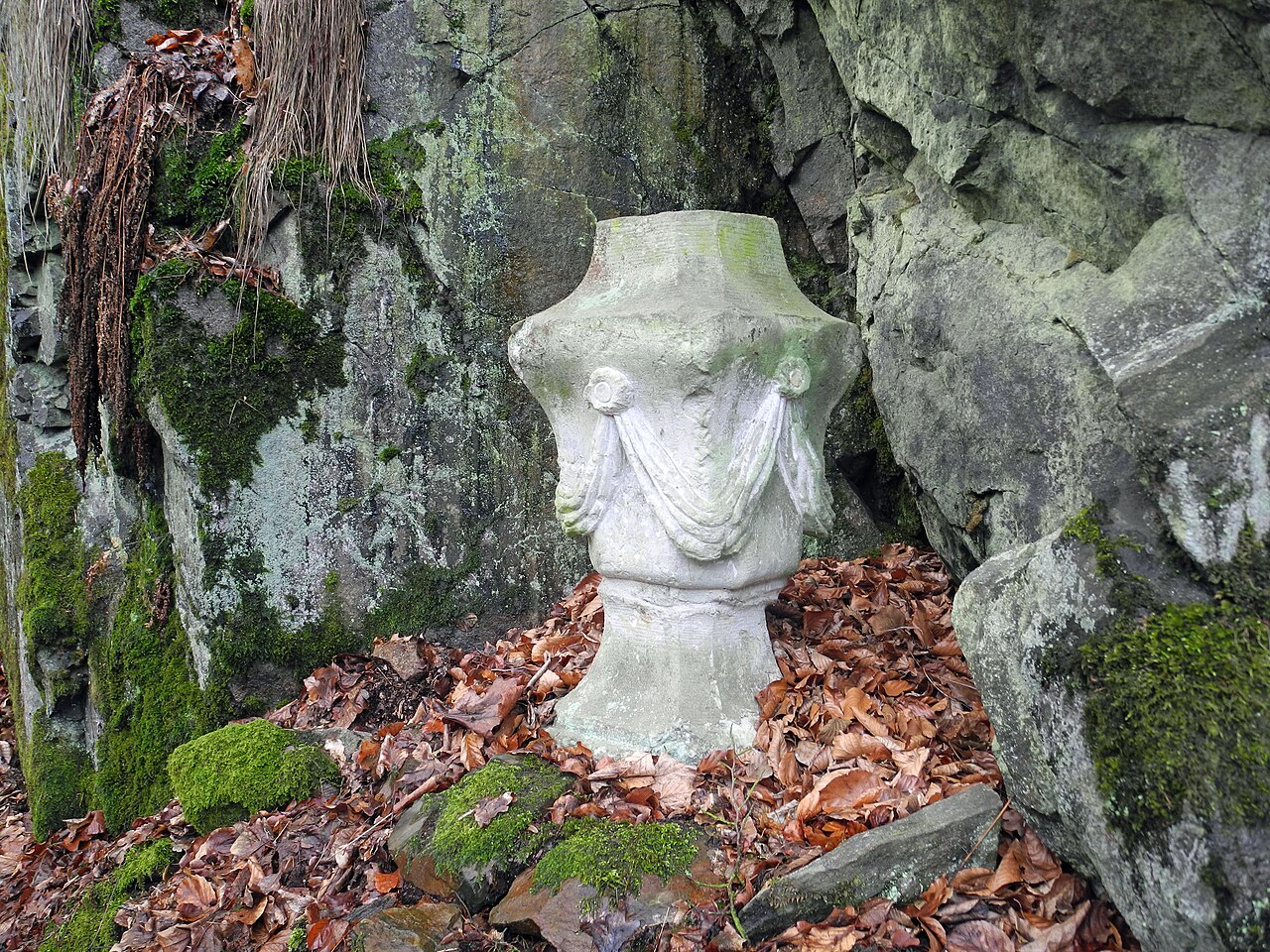 Seifersdorfer Tal bei Dresden – Steinvase „Der gotischen Freundschaft“