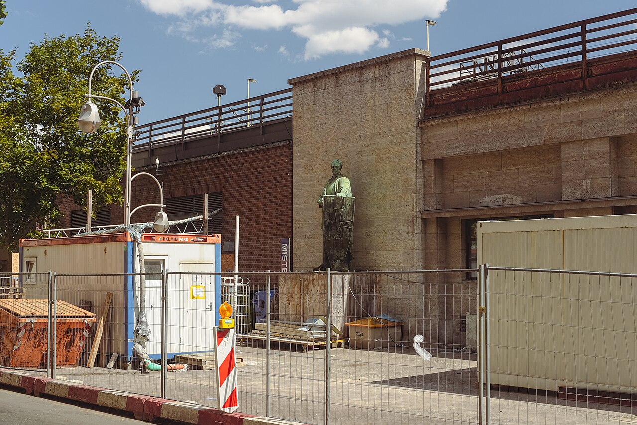 A soldier memorial in Berlin-Charlottenburg with a construction site in front of it