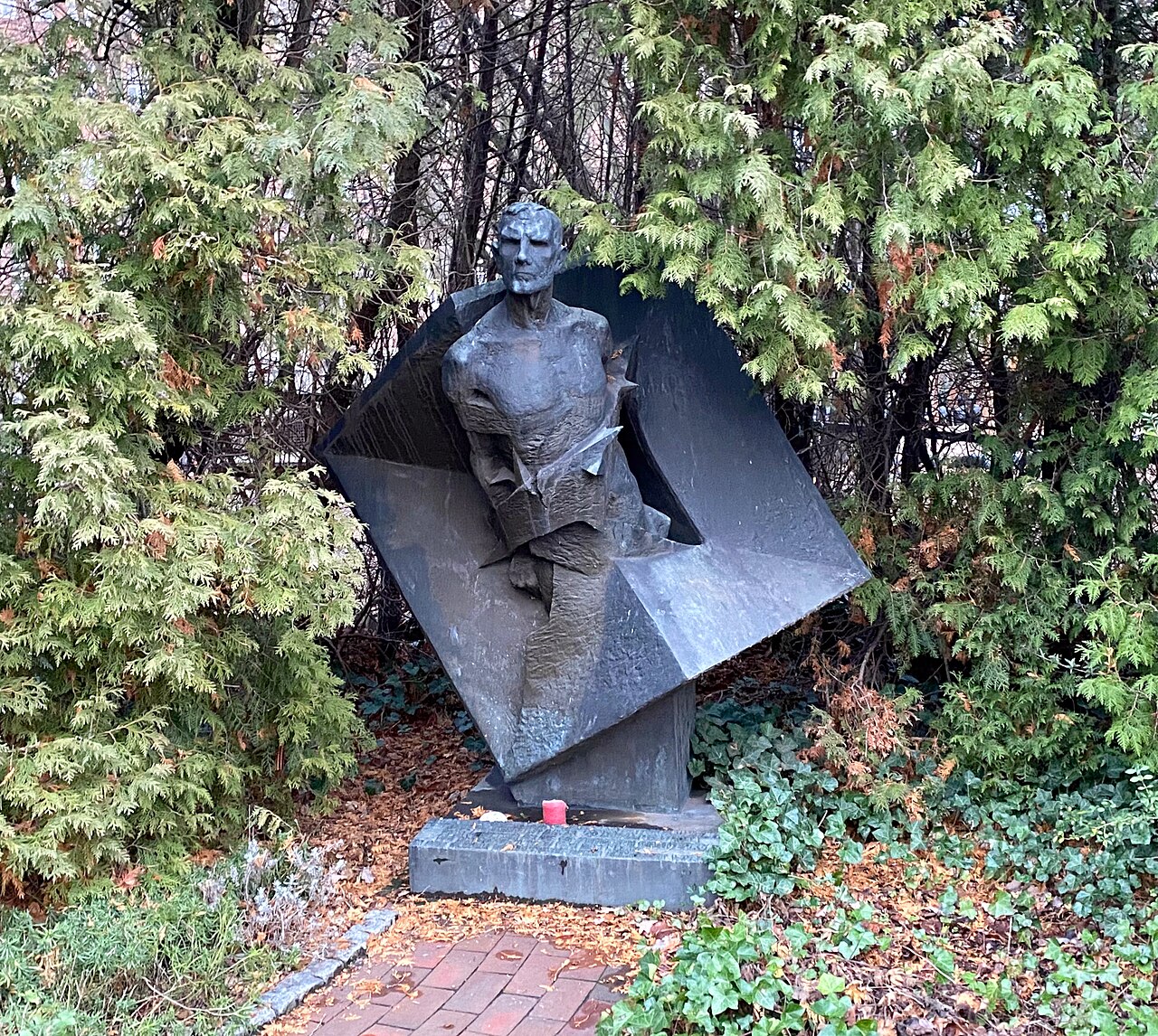 Denkmal für die ermordeten sowjetischen Häftlinge, Schule Bullenhuser Damm, Hamburg