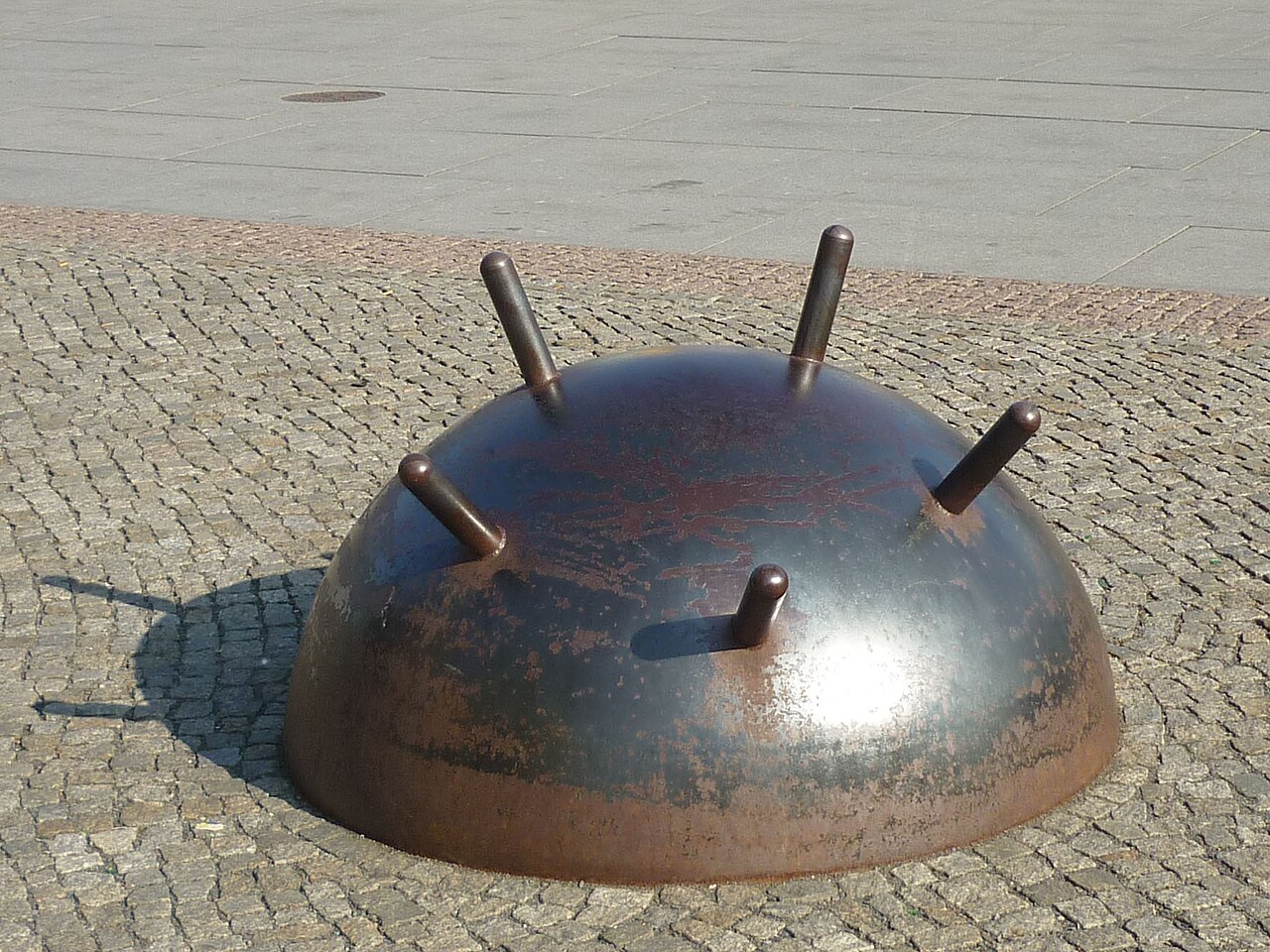 Angela Hampel: Denkmal für den unterirdisch geführten Kaitzbach in Dresden, Pirnaischer Platz