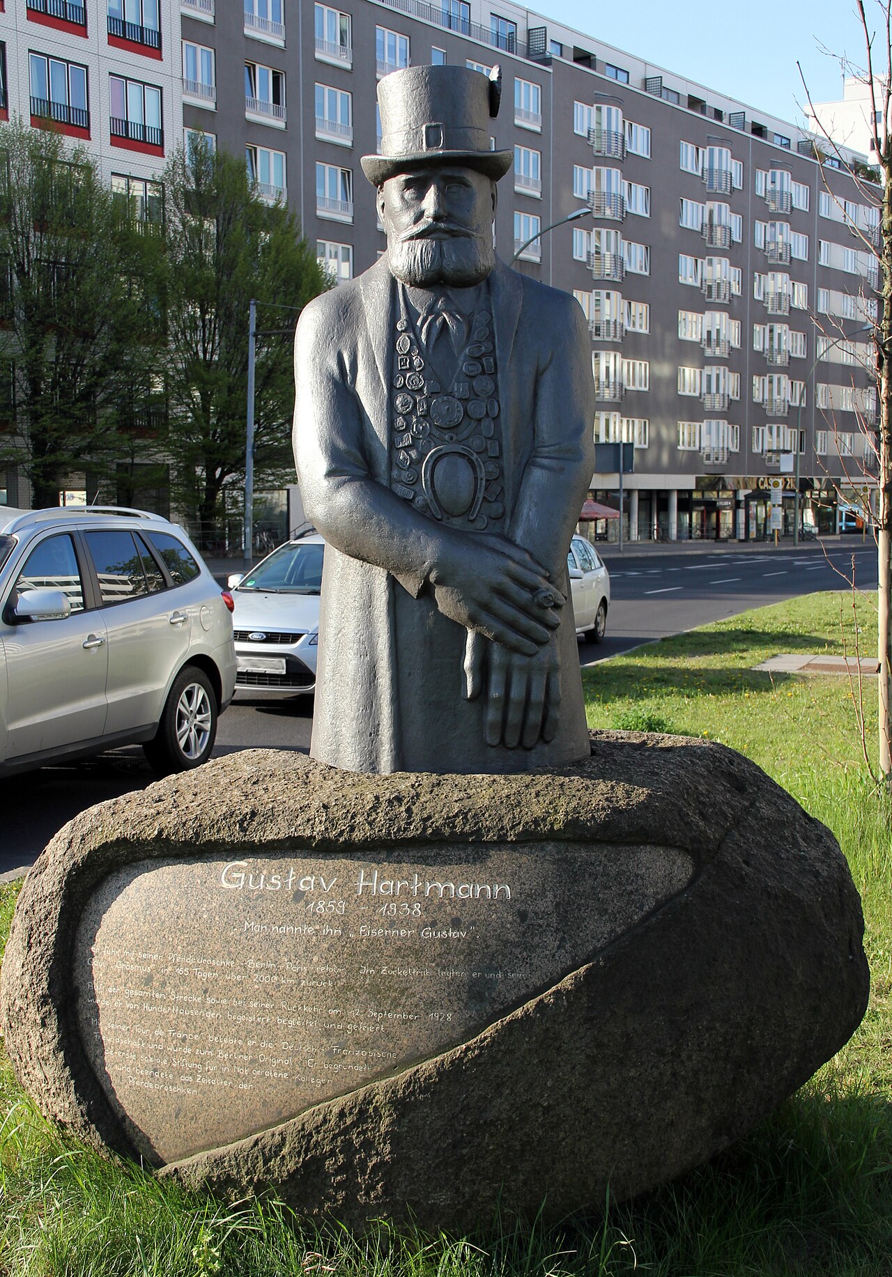 Statue, " Eiserner Gustav " by Gerhard Rommel , 1998, Potsdamer Straße 58, Berlin-Tiergarten , Germany