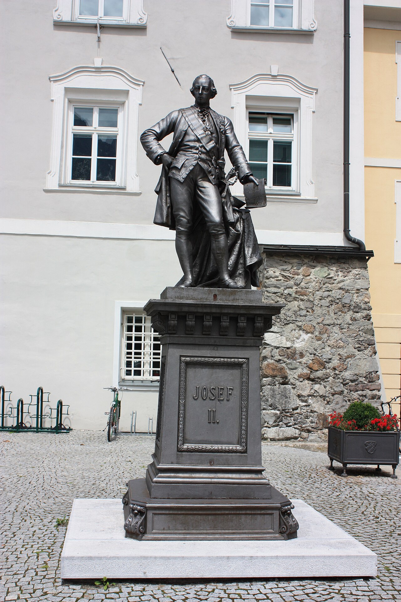 Sculpture Emperor Josef II Locality:Europaplatz Community: Lienz