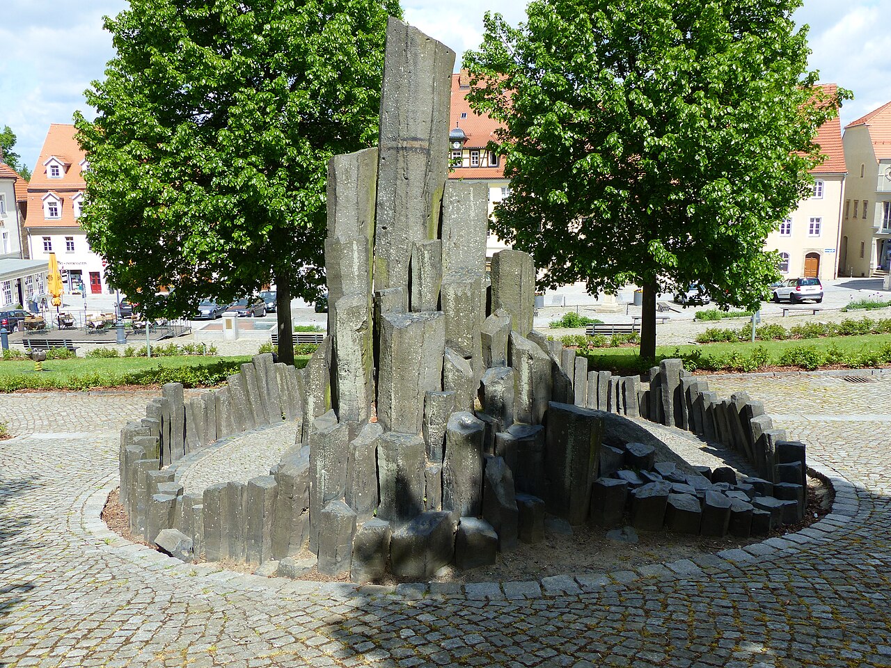 Basalt-Denkmal auf dem Marktplatz von Stolpen