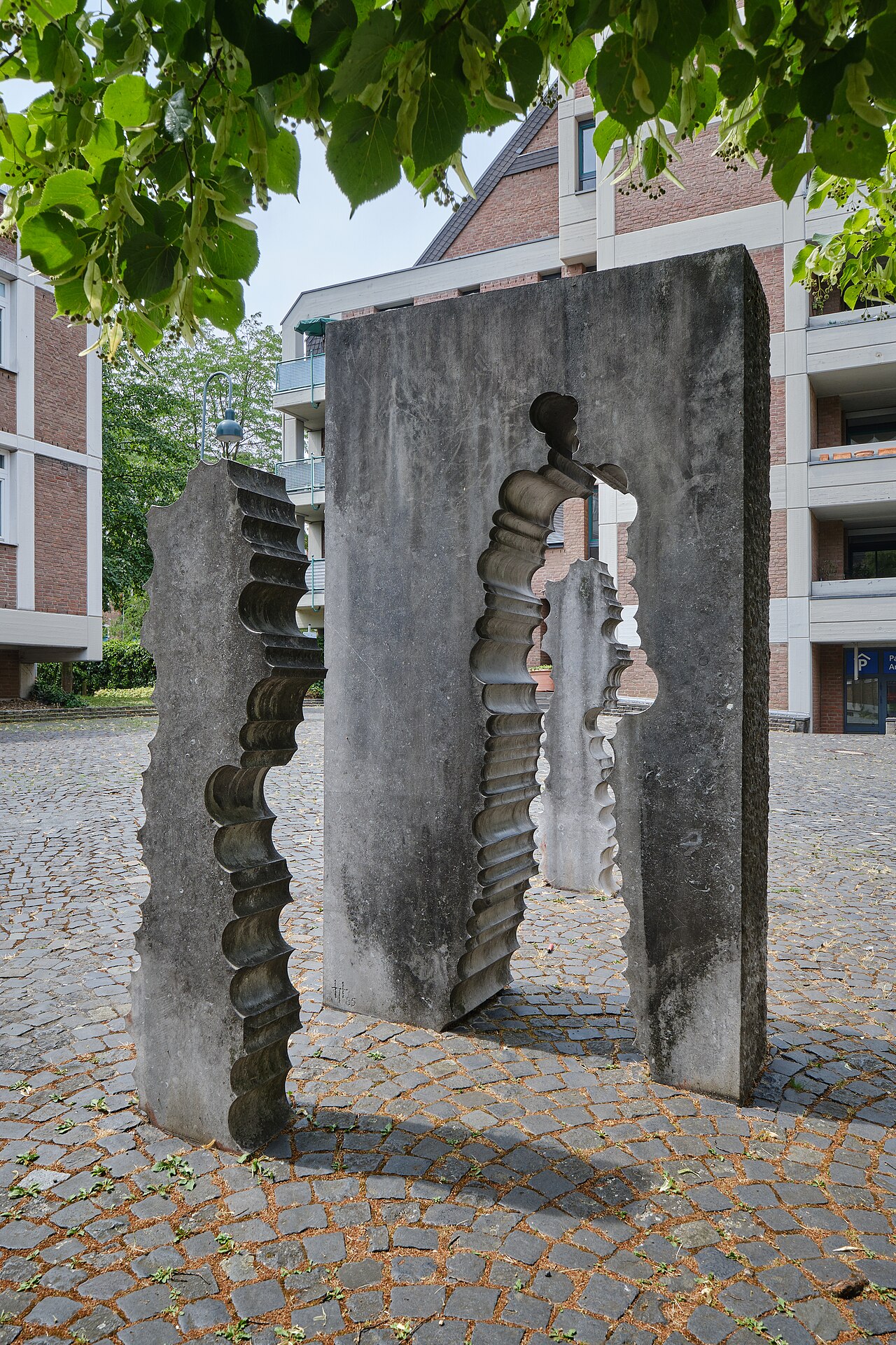 Skulptur „Der Durchbruch“ (Heinz Tobolla, 1984/85) am Hermann-Heusch-Platz, Aachen , Nordrhein-Westfalen , Deutschland