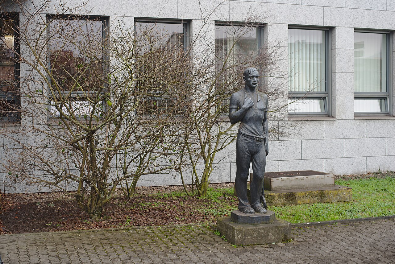 Die Skulptur Der Eisenmann von Hans Bogler